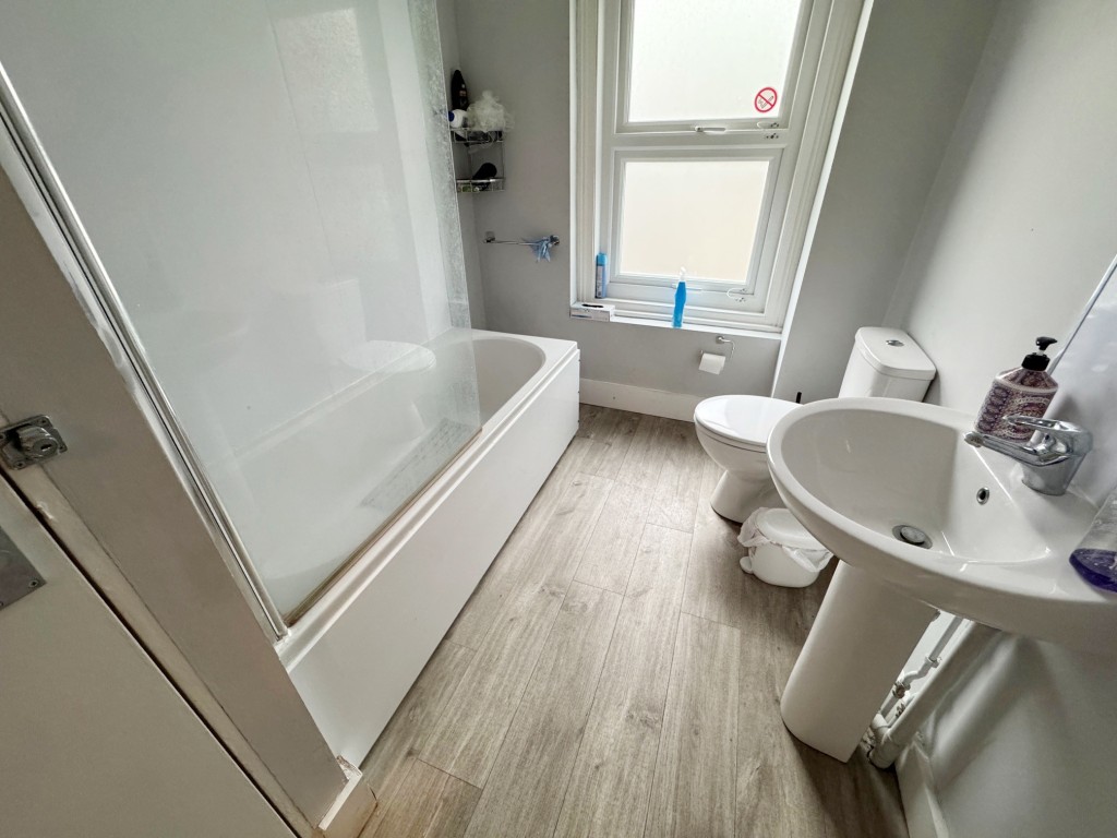 Lot: 137 - THREE-BEDROOM MID-TERRACE HOUSE INVESTMENT - Bathroom